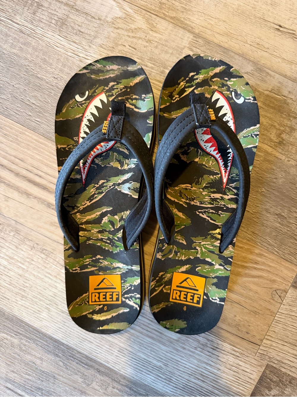 Reef Camo Shark Graphic Flip Flops - Black/Green